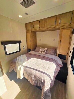 1 bedroom - Premium Cabin-Style RV - The Evergreen (Sleeps 7) - Warm cabin-style retreat with queen bed, bunkroom, kitchen fireplace & skylight bath — perfect for families. (Port Angeles)