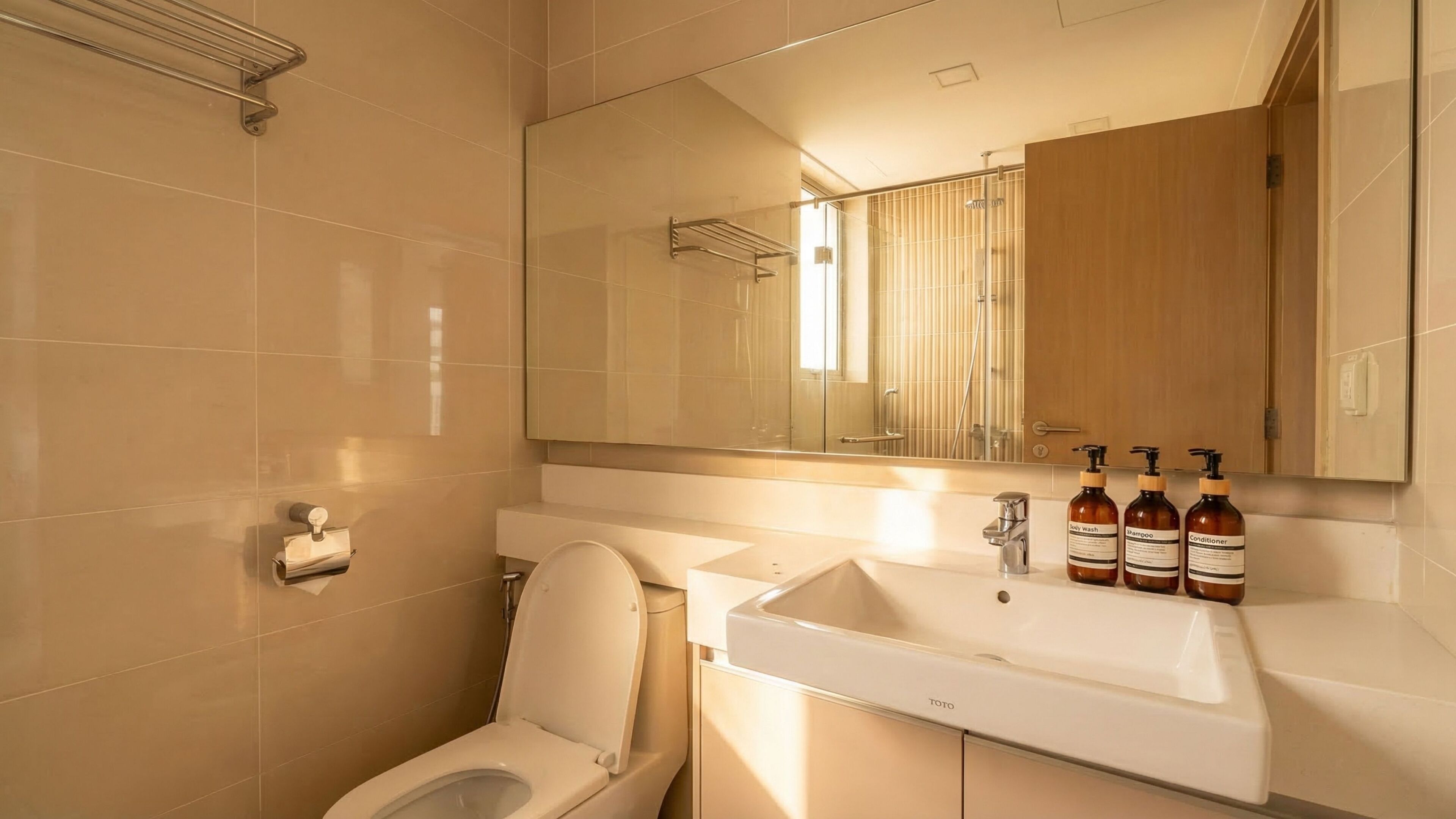 Un baño moderno con inodoro, lavabo y espejo.
