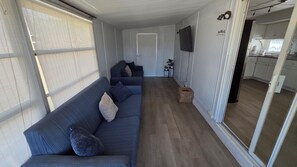 Smart TV - Relaxing 55+ Resort Stay • Cozy & Bright Florida. 1 bedroom - 1 bathroom. (Port Richey)