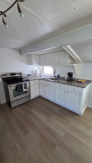 Private kitchen - Relaxing 55+ Resort Stay • Cozy & Bright Florida. 1 bedroom - 1 bathroom. (Port Richey)