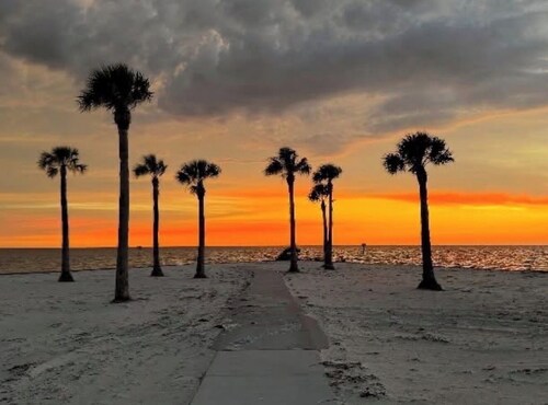 Modern Beach house 2 minutes walking distance to Pine Island