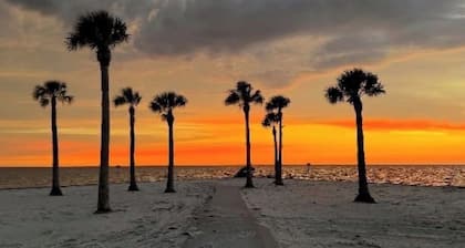 Modern Beach house 2 minutes walking distance to Pine Island