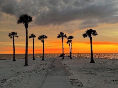 Modern Beach house 2 minutes walking distance to Pine Island