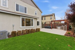 Property grounds - Designer 4BR Home + Downstairs Suite | Near Parks & Shops (Lathrop)