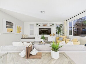 TV - Designer 4BR Home + Downstairs Suite | Near Parks & Shops (Lathrop)