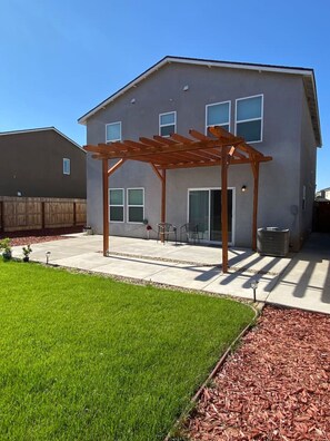 Terrace/patio - Home 2 mins from Mercy MED Hospital and UC Merced (Merced)