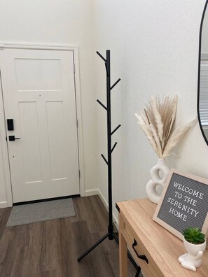 Interior - Home 2 mins from Mercy MED Hospital and UC Merced (Merced)
