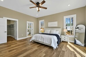 5 bedrooms, iron/ironing board, travel crib, WiFi - Lakefront Lake Anna, Boat Dock, Hot Tub, Movie Theatre (Bumpass)