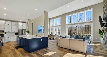 NEW Lakefront Lake Anna, Boat Dock, Hot Tub, Movie Theatre
