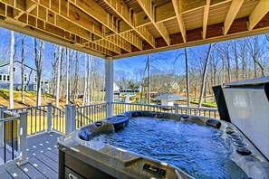 Outdoor spa tub - Lakefront Lake Anna, Boat Dock, Hot Tub, Movie Theatre (Bumpass)