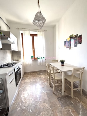Fridge, oven - Spacious apartment for 6 people near the sea (San Vincenzo)