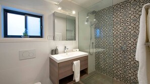 Douche, sèche-cheveux, serviettes fournies