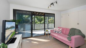 TV - 4BR Pet friendly home with ocean views (Kiama)