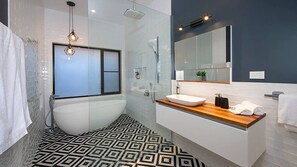 Shower, hair dryer, towels - 4BR Pet friendly home with ocean views (Kiama)