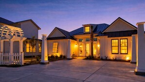 Una casa con portico, vialetto e ingresso ben illuminato.