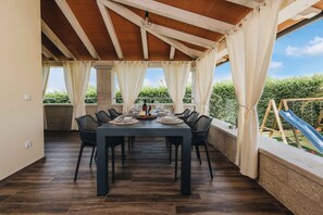 Outdoor dining - Holiday Home Villa Anabel (Kaštelir)