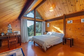 5 bedrooms, WiFi, bed sheets - The Beachfront Bach - Onemana (Onemana)