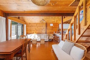 Books - The Beachfront Bach - Onemana (Onemana)