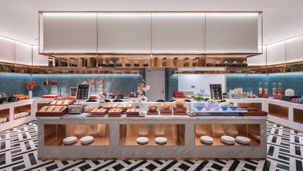 Un buffet moderno con diverse pietanze e un bancone in marmo.