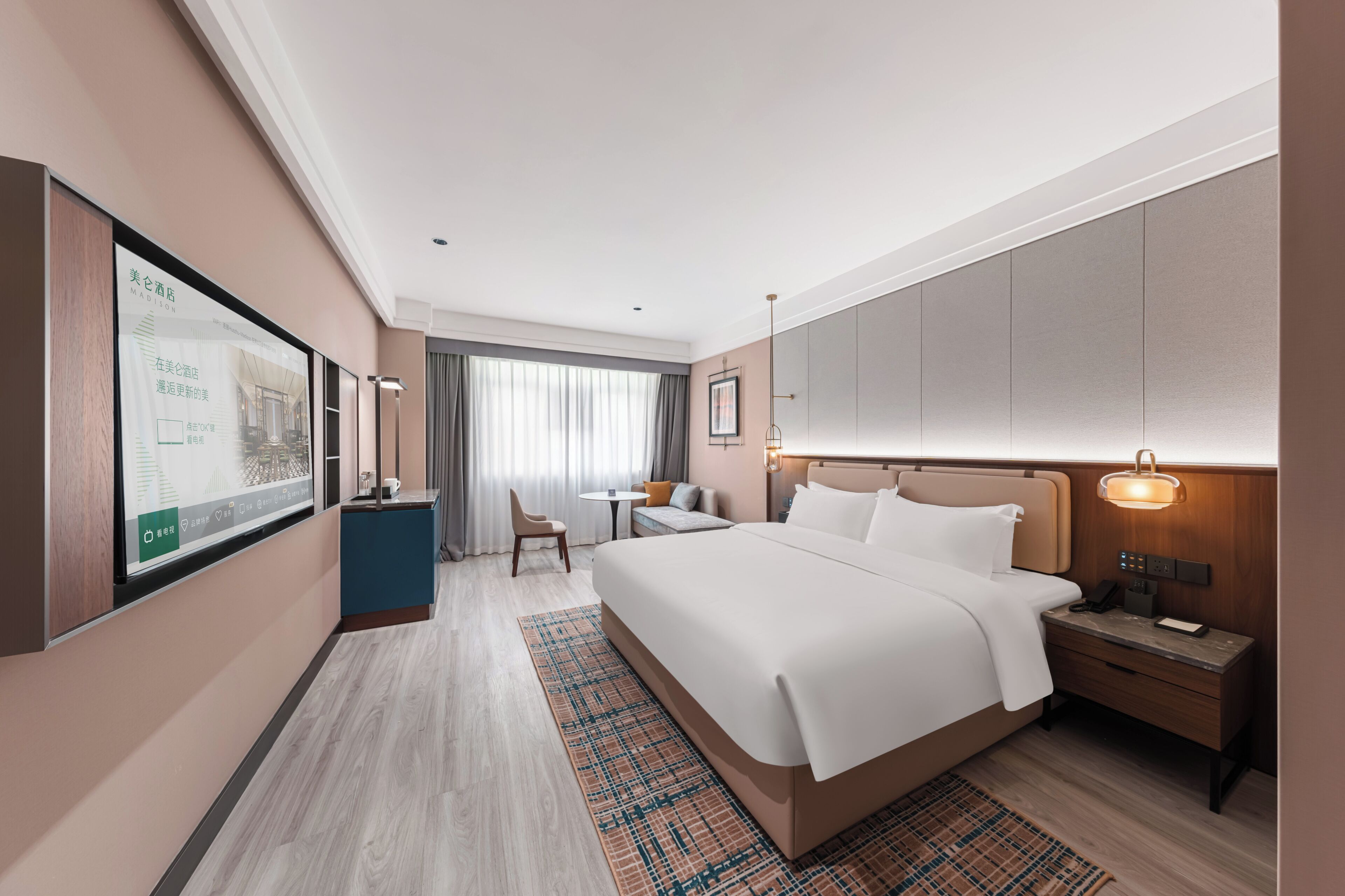Habitación de hotel con una cama grande, mesita de noche, lámpara y vistas a la ciudad desde la ventana.