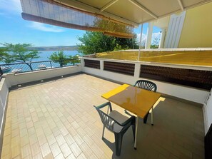 Outdoor dining - Studio with a balcony directly by the sea (Jadranovo)