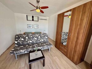 Interior - Studio with a balcony directly by the sea (Jadranovo)
