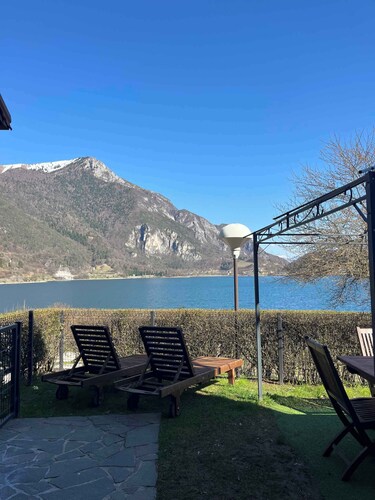 Holiday home with private access to the lake