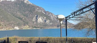 Holiday home with private access to the lake