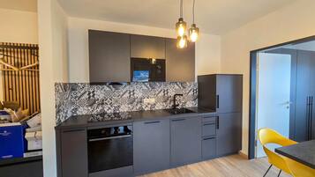 Wasserkocher mit Kaffee-/Teezubehör, Kühlschrank, Mikrowelle, Ofen