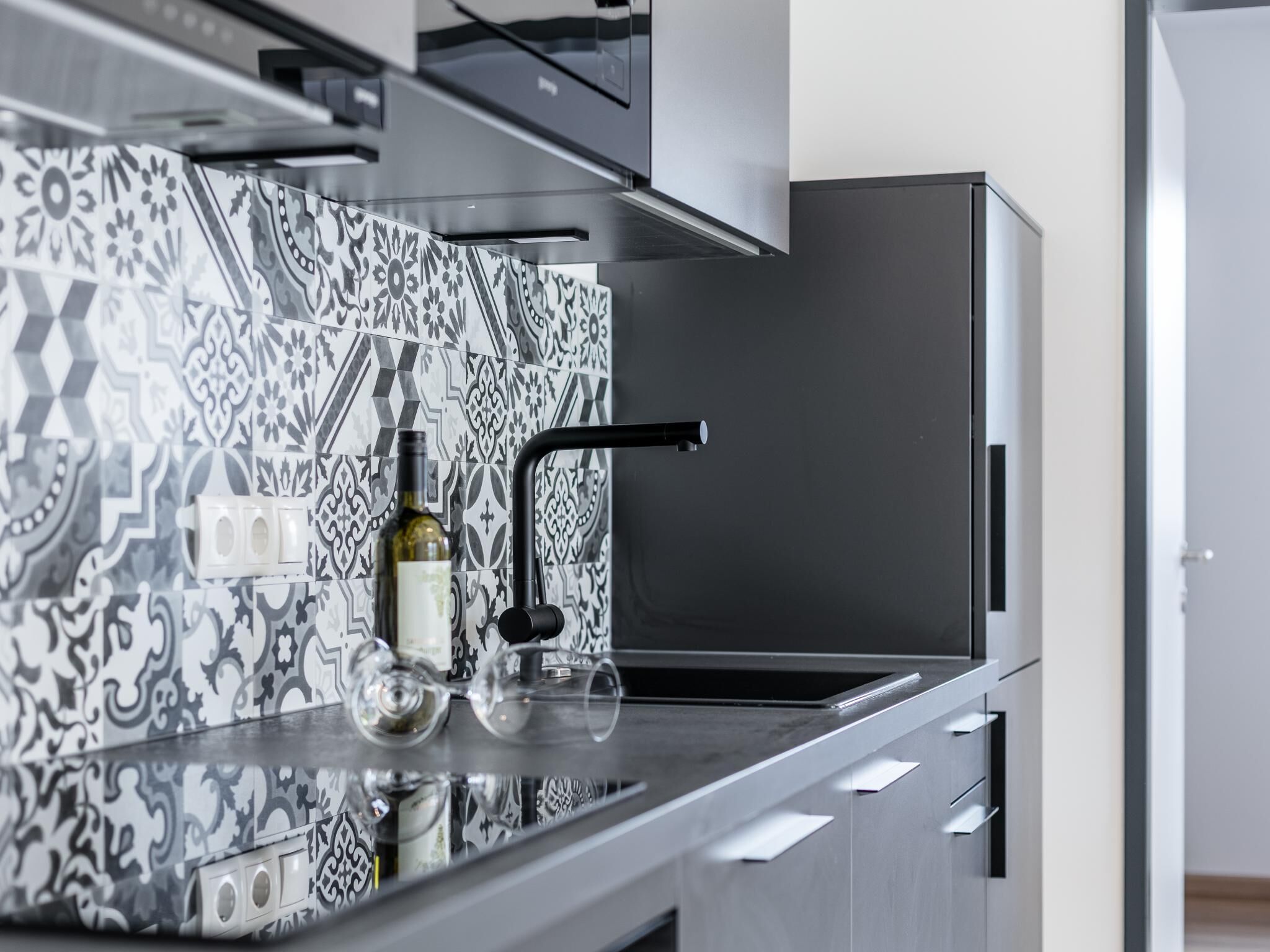 Kühlschrank, Mikrowelle, Ofen, Herdplatte