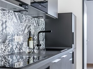 Kühlschrank, Mikrowelle, Ofen, Herdplatte