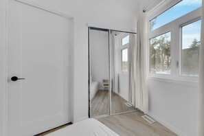 WiFi, bed sheets - New furnished cozy practical house for 5 (Toronto)