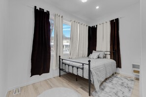 WiFi, bed sheets - New furnished cozy practical house for 5 (Toronto)