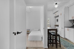 WiFi, bed sheets - New furnished cozy practical house for 5 (Toronto)