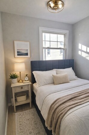 3 bedrooms, WiFi, bed sheets - Terrific 3-bedroom apartment with private backyard - 20 mins to Manhattan (West New York)