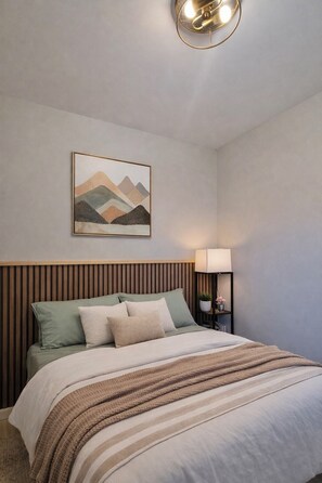 3 bedrooms, WiFi, bed sheets - Terrific 3-bedroom apartment with private backyard - 20 mins to Manhattan (West New York)