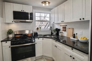 Private kitchen - Terrific 3-bedroom apartment with private backyard - 20 mins to Manhattan (West New York)