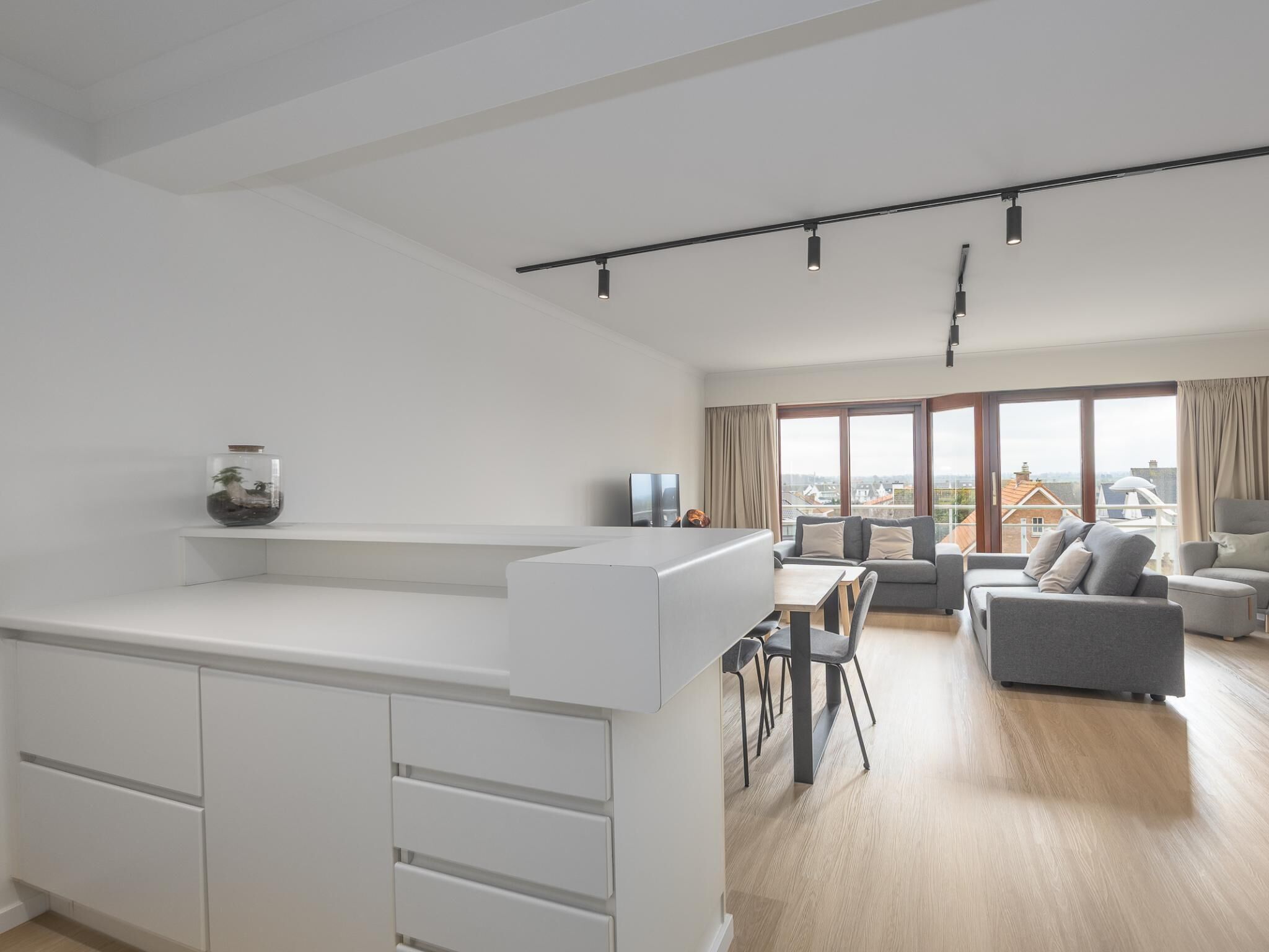 Un apartamento moderno con cocina, comedor y sala de estar.