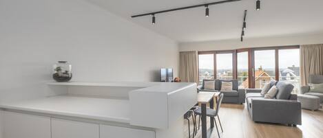 Un apartamento moderno con cocina, comedor y sala de estar.
