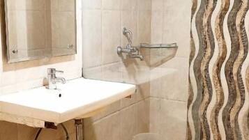 Double Room, Roll-in Shower, Air conditioning | Bathroom