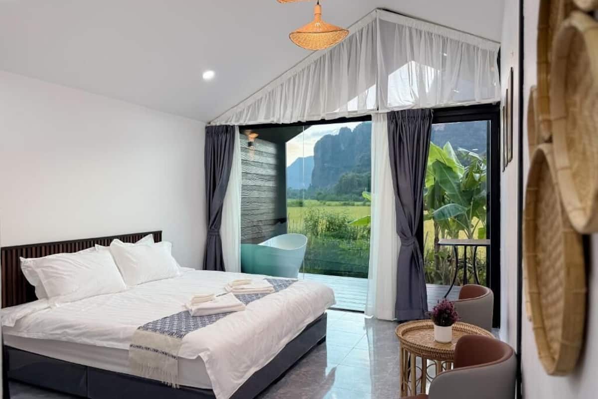 ห้องดีลักซ์ดับเบิล, ระเบียง, วิวสวน | ผ้าม่านกันแสง