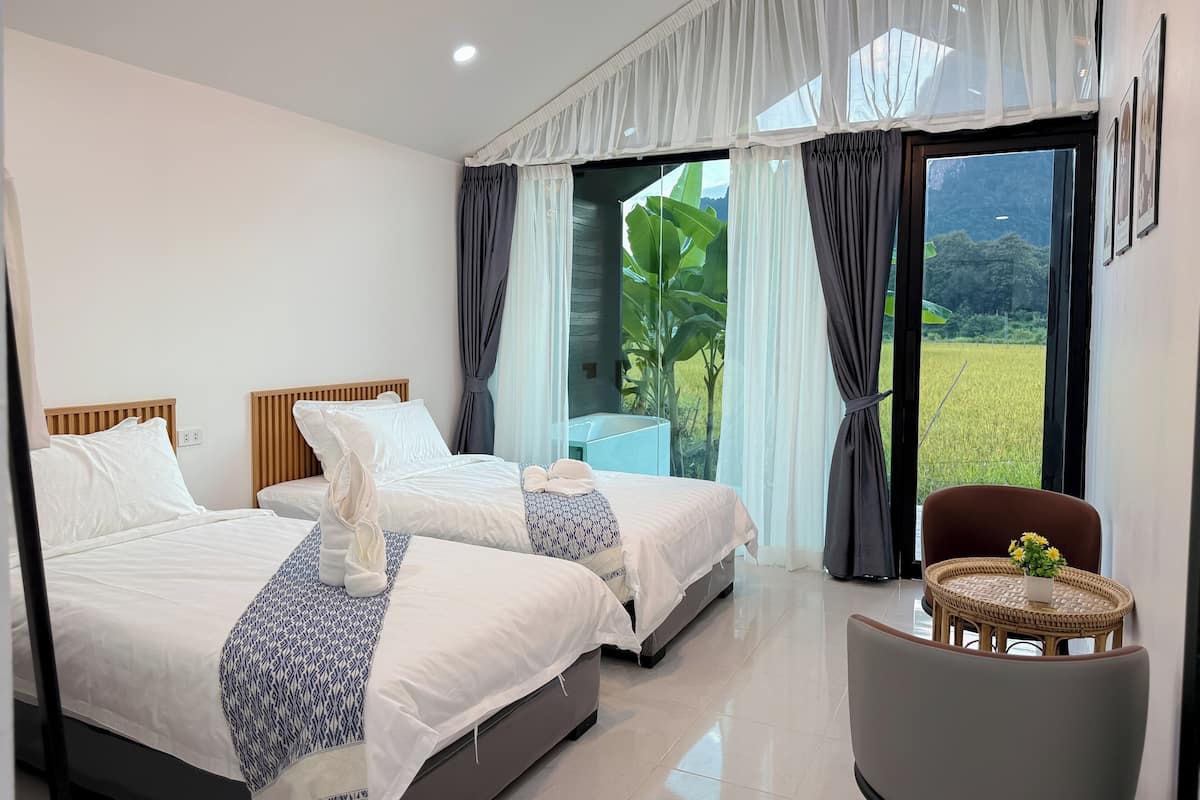 ห้องดีลักซ์ทวิน, ระเบียง, วิวสวน | ผ้าม่านกันแสง