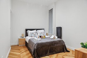 Internet, bed sheets - TheBlueStay 259 - Stunning Apartment in Paris 4 (Paris)