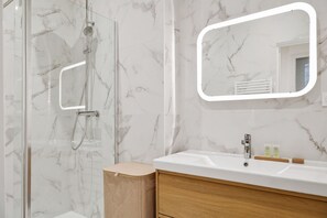 Shower, hair dryer, towels - TheBlueStay 259 - Stunning Apartment in Paris 4 (Paris)