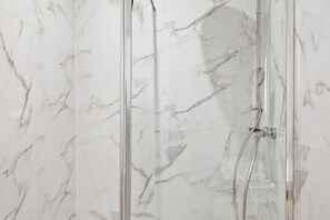 Shower, hair dryer, towels - TheBlueStay 259 - Stunning Apartment in Paris 4 (Paris)