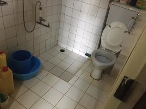 Shower, towels, soap, toilet paper - 1BR 1BA apartment near Kitintale Market Kampala w/ Wi-Fi (Kampala)
