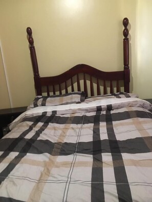 1 bedroom, iron/ironing board, WiFi, bed sheets - 1BR 1BA apartment near Kitintale Market Kampala w/ Wi-Fi (Kampala)
