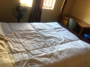 1 bedroom, iron/ironing board, WiFi, bed sheets - 1BR 1BA apartment near Kitintale Market Kampala w/ Wi-Fi (Kampala)