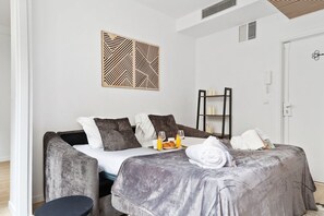 1 quarto, acesso à internet, roupa de cama