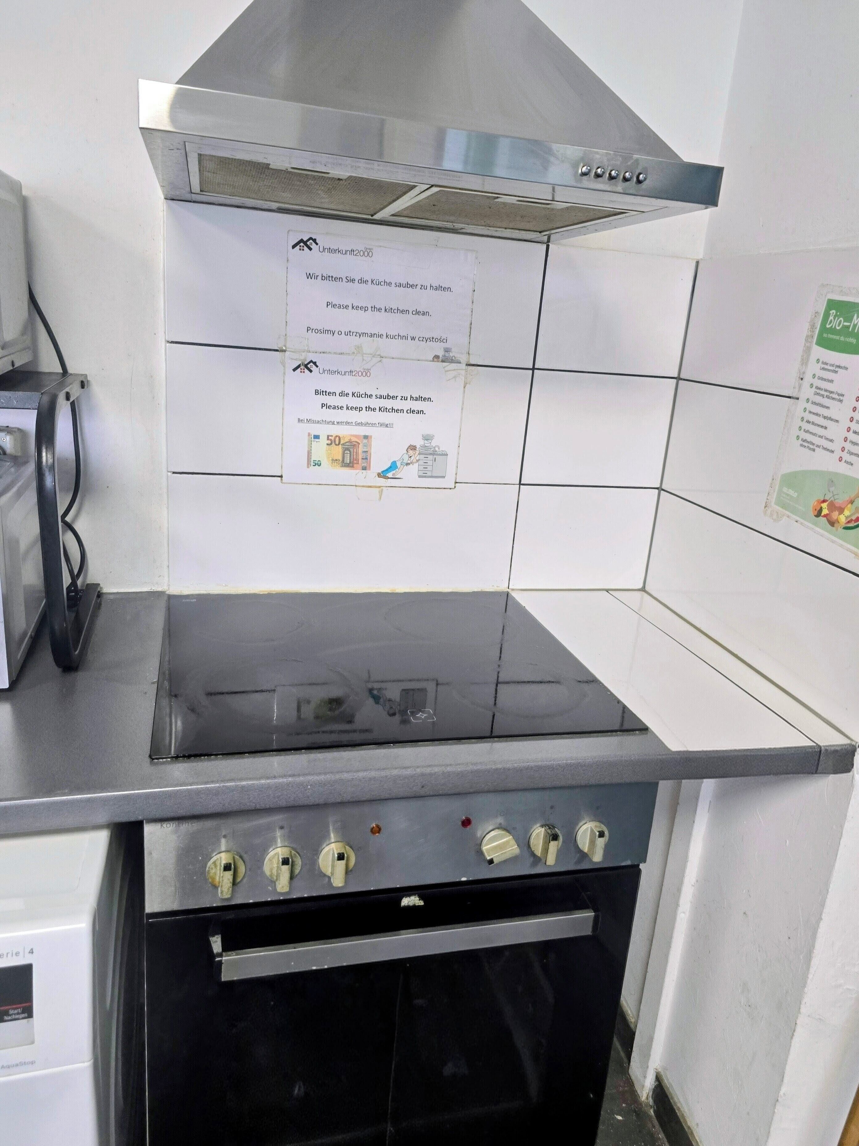 Kühlschrank, Herdplatte, Kochgeschirr/Geschirr/Besteck